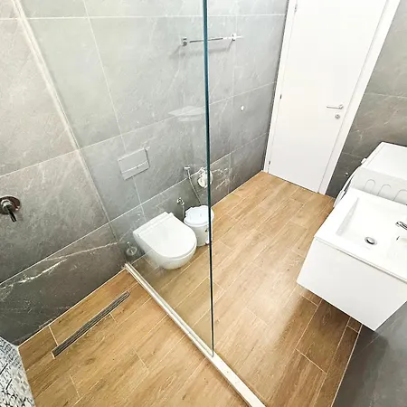 1 Bedroom 725 Apartment *
