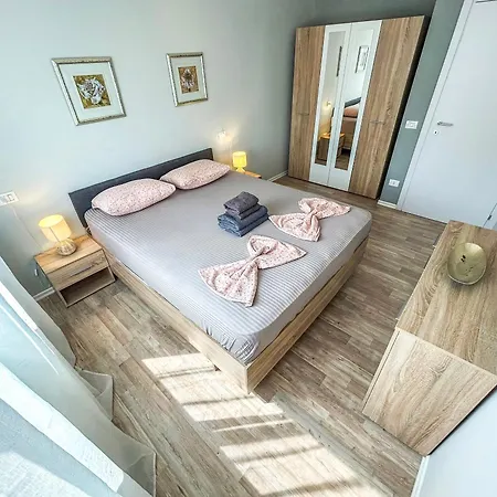 1 Bedroom 725