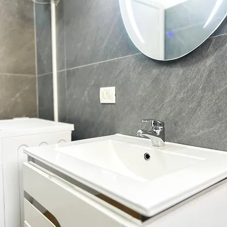 1 Bedroom 725 *