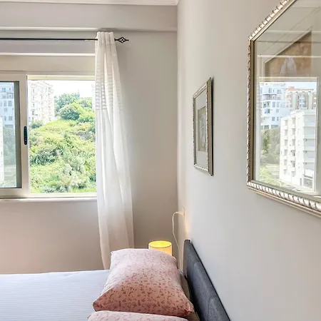 1 Bedroom 725 *